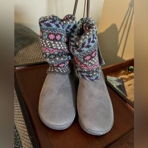 Muk Luks NWT size M 7-8 women’s sweater slippers.